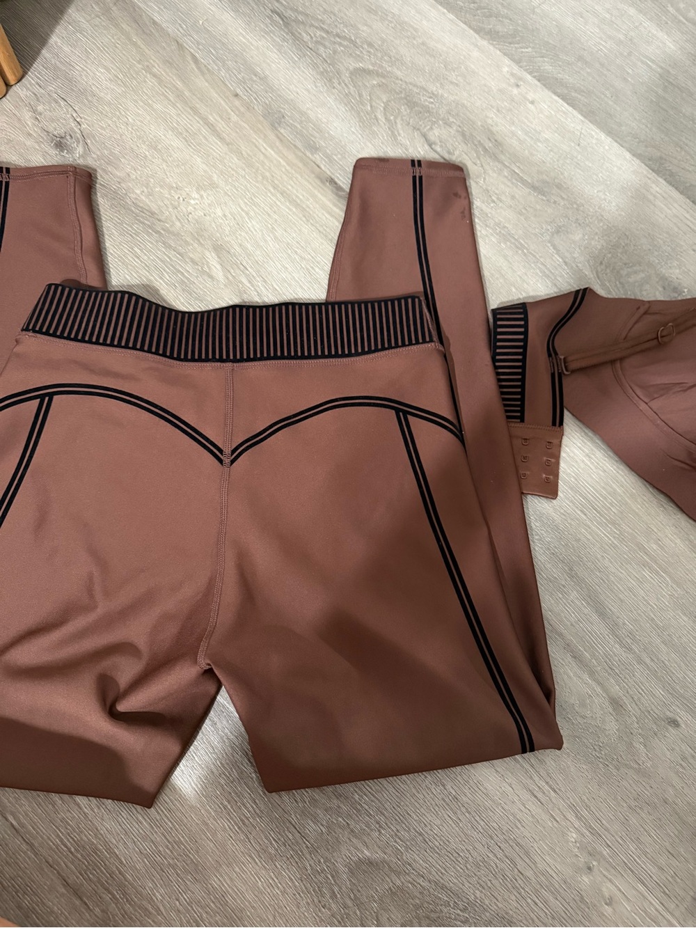 New Alo Brown Seam Detail Sports Bra & Leggings Set - Picture 5 of 5